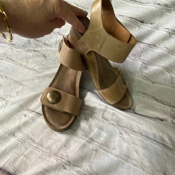 Taos Carousel Tan Wedges - Picture 13 of 16